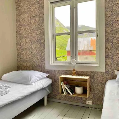 Lofoten Fjord House - Mountain & Seaview Vakantiehuis *